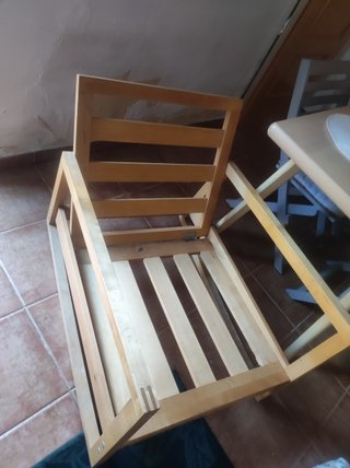 Poltrona dondolo in legno con cuscini, montata
