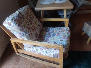 Poltrona dondolo in legno con cuscini, montata