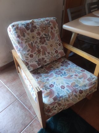 Poltrona dondolo in legno con cuscini, montata