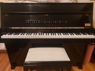 Piano Astor con banqueta forrada