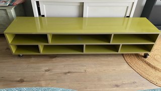 Mueble TV moderno verde con ruedas