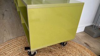 Mueble TV moderno verde con ruedas