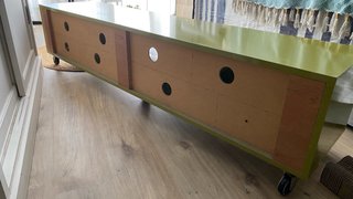 Mueble TV moderno verde con ruedas