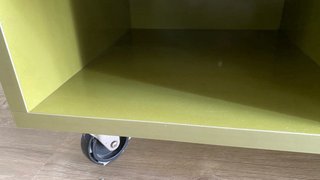 Mueble TV moderno verde con ruedas