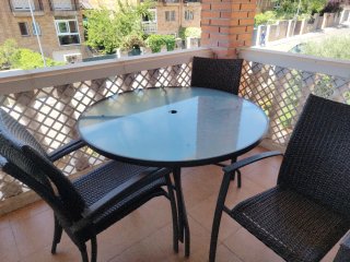 Mesa redonda cristal 90cm + 4 sillas ratán