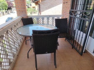 Mesa redonda cristal 90cm + 4 sillas ratán