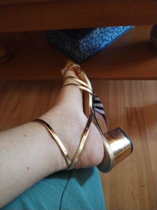 Sandalias doradas mujer