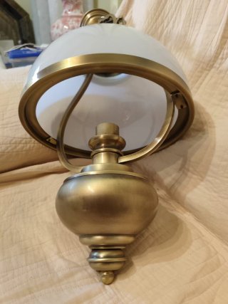 Lámpara clásica vintage en metal acabado latón.