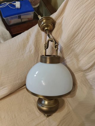 Lámpara clásica vintage en metal acabado latón.
