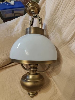 Lámpara clásica vintage en metal acabado latón.