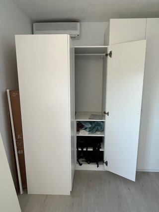 Armarios blancos de madera