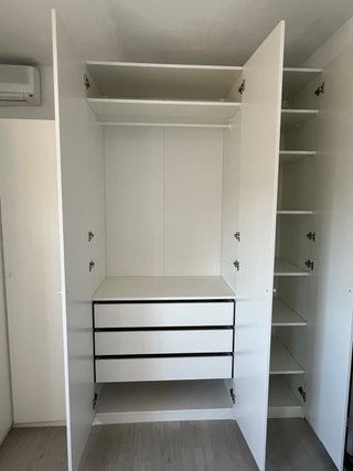 Armarios blancos de madera