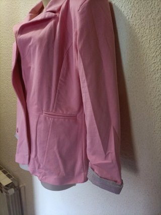 Chaqueta rosa con manga enrollada