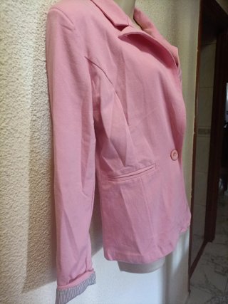 Chaqueta rosa con manga enrollada