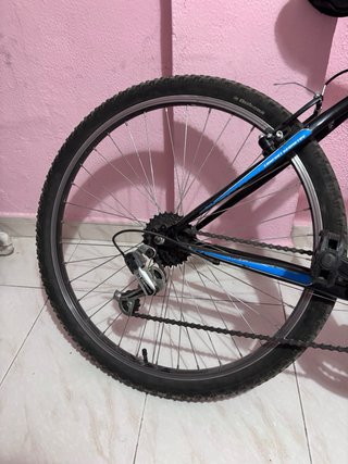 Bicicleta de montaña negra y azul