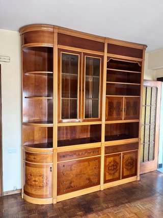 Mueble de madera y cristal