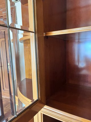 Mueble de madera y cristal