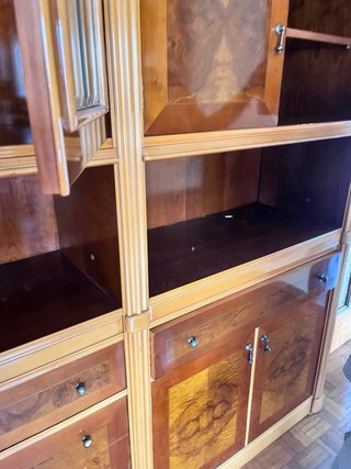 Mueble de madera y cristal