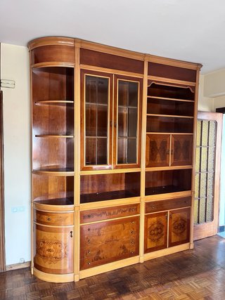 Mueble de madera y cristal