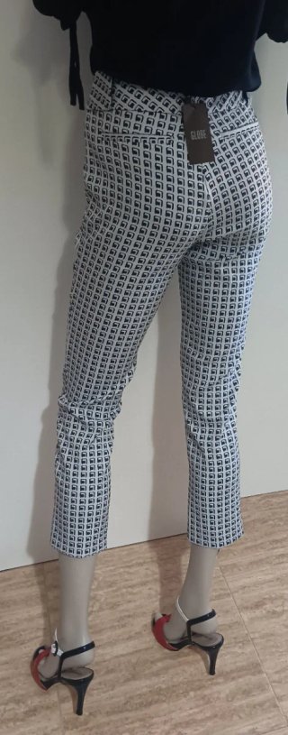 Pantalón estampado blanco y azul