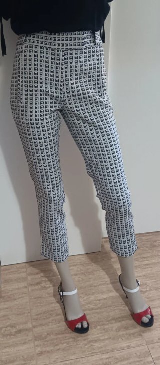 Pantalón estampado blanco y azul
