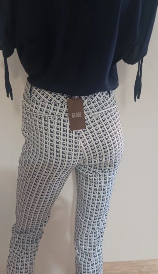 Pantalón estampado blanco y azul