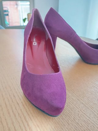 Zapatos de tacón morados con plataforma