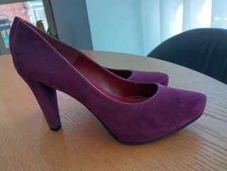 Zapatos de tacón morados con plataforma