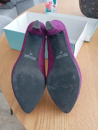 Zapatos de tacón morados con plataforma