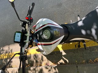 Moto Naked 125cc Blanca y Roja