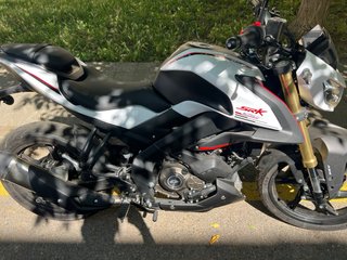 Moto Naked 125cc Blanca y Roja