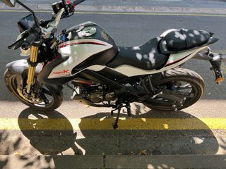 Moto Naked 125cc Blanca y Roja
