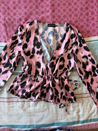 Blusa rosa con estampado de leopardo