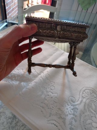 Joyero antiguo plateado con detalles