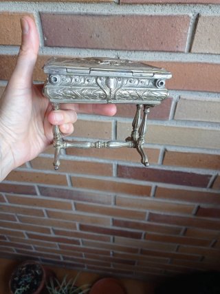 Joyero antiguo plateado con detalles