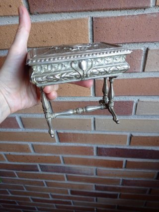 Joyero antiguo plateado con detalles