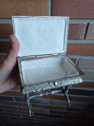 Joyero antiguo plateado con detalles