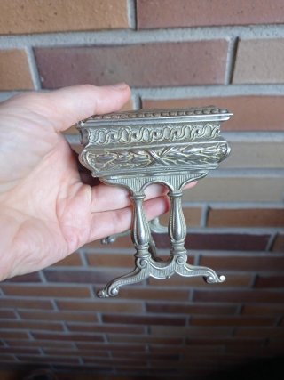 Joyero antiguo plateado con detalles
