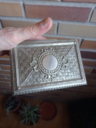 Joyero antiguo plateado con detalles