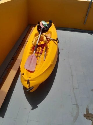 Kayak amarillo con remo,rigido marca RTM
