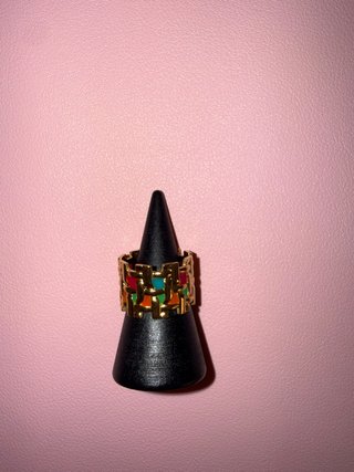 Anillo dorado con diseño geométrico multicolor