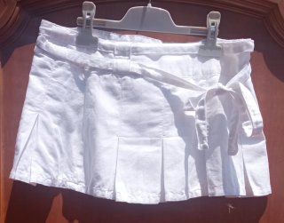 Falda blanca plisada con cinturón