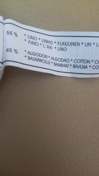 Falda blanca plisada con cinturón