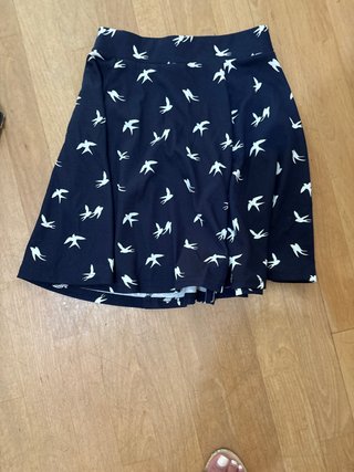 Falda azul marino con estampado de pájaros