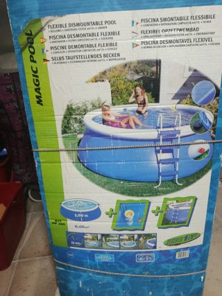 Piscina hinchable familiar guardada en su caja