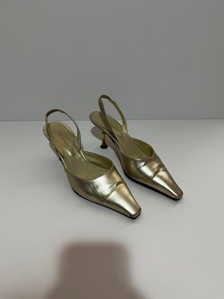 Zapatos dorados en punta para boda y de piel