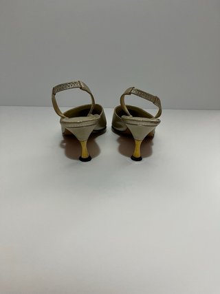 Zapatos dorados en punta para boda y de piel