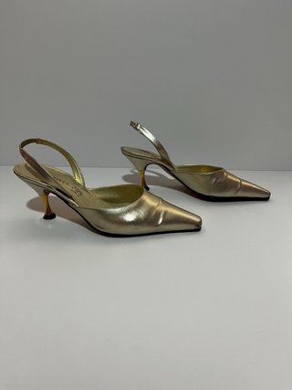 Zapatos dorados en punta para boda y de piel