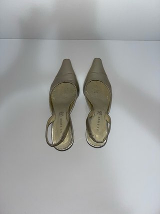 Zapatos dorados en punta para boda y de piel