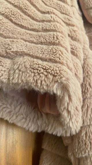 Chaqueta corta pelo sintético rosa